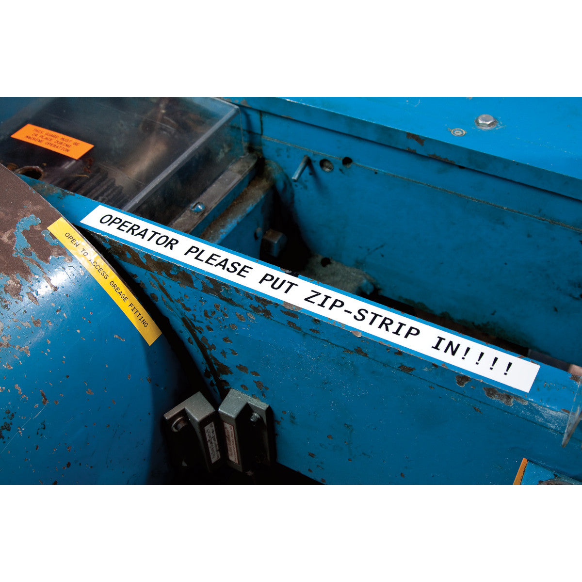 M5C-1500-595-WT-BK | Cartucho de cinta de vinilo adhesivo permanente negro sobre blanco